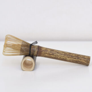 donkere chasen liggend op een bamboo steuntje op witte achtergrond