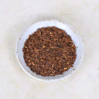 rooibos op wit keramieken schaaltje