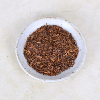 rooibos op een wit keramieken schaaltje